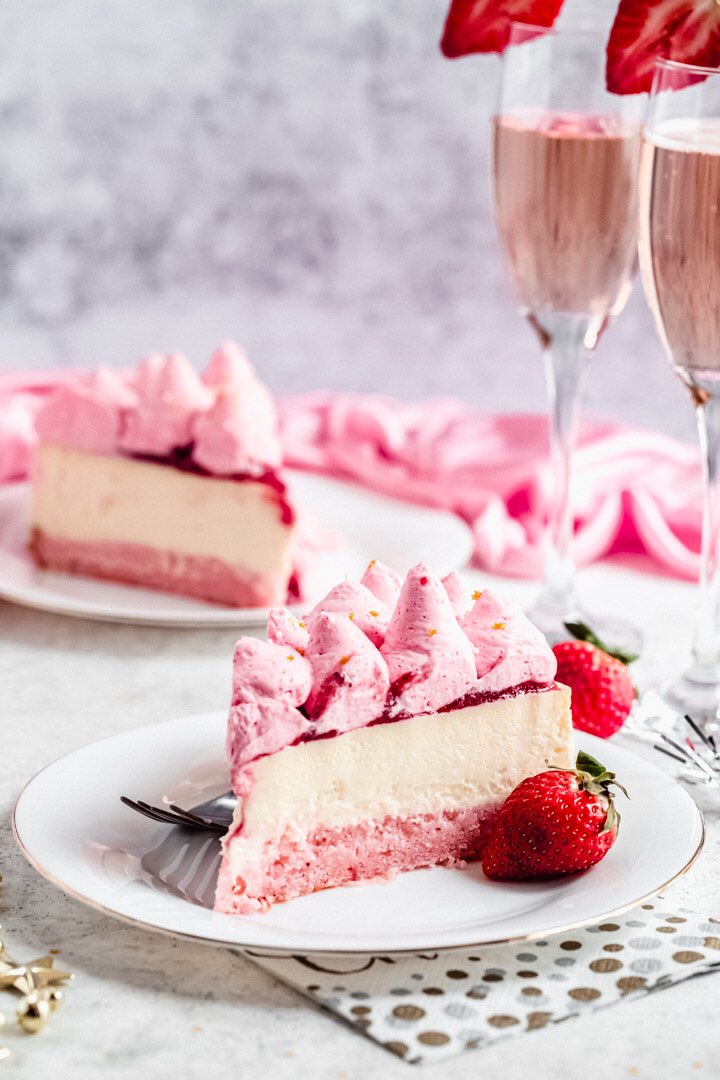 QueenAppetit's tweet image. 🍓🥂This Strawberry Champagne Cheesecake is the ultimate dessert to celebrate New Years Eve! 🍾 

•champagne cake bottom
•champagne cheesecake
•strawberry sauce
•strawberry champagne whipped creeam!

queensleeappetit.com/strawberry-cha…