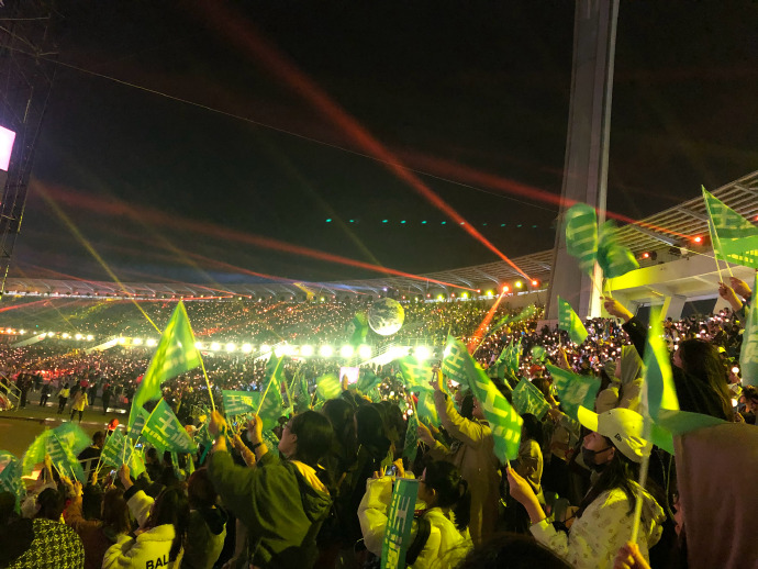 roystation_WLR's tweet photo. [31.12.2019] Tiểu Thang Viên #xty trong đêm hội cuối năm của đài Hồ Nam
Cr: @王O是我
#HunanTVNewYearConcert2020 #RoyWang #WangYuan #VươngNguyên #TFBOYS https://t.co/sxJY77Vc21