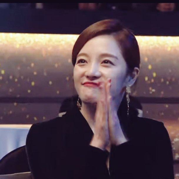 The way the whole Vagabond Team was looking at this baby during her speech 

A proud father Yu In Shik Director_nim with such a sweetest smile and warm looks from her Unnie_duel 

I will never get over Vagabond 

#Vagabond #MoonJeongHee #ParkAhin #HwangBora #SBSDramaAwards2019