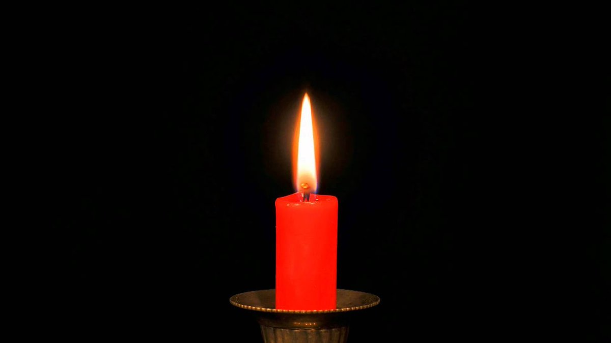 Горящая свеча 22.03 2024. Красная горящая свеча. Красная свеча горит. Поминальная свеча. Горящие свечи.