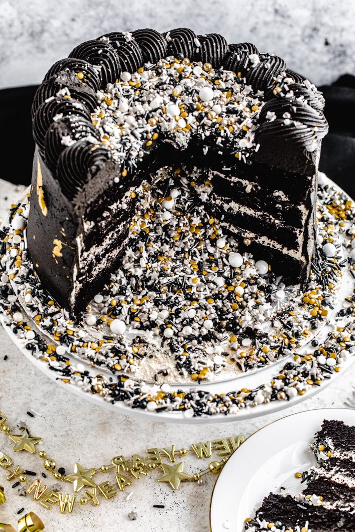 QueenAppetit's tweet image. End the year with a BANG! This New Year’s Eve Party Cake is a party on the outside AND the inside! When you slice into the delicious dark chocolate cake, loads of sparkly sprinkles will come tumbling down. This is THE celebration cake! queensleeappetit.com/new-years-eve-…