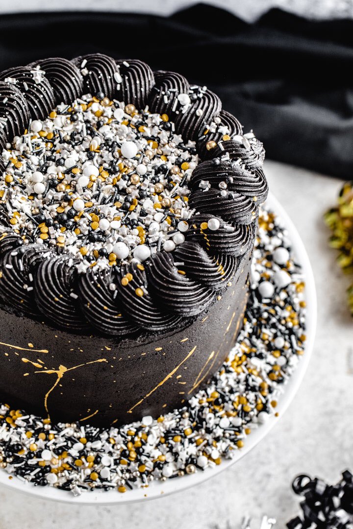 QueenAppetit's tweet image. End the year with a BANG! This New Year’s Eve Party Cake is a party on the outside AND the inside! When you slice into the delicious dark chocolate cake, loads of sparkly sprinkles will come tumbling down. This is THE celebration cake! queensleeappetit.com/new-years-eve-…