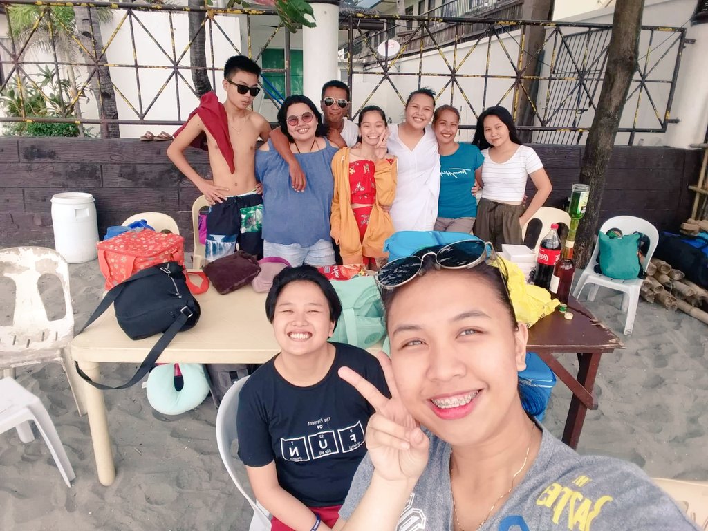rinxbyn's tweet photo. Happy New Year 🎉🎆 Abayon La Famila 👪 https://t.co/qQPejWoSDf