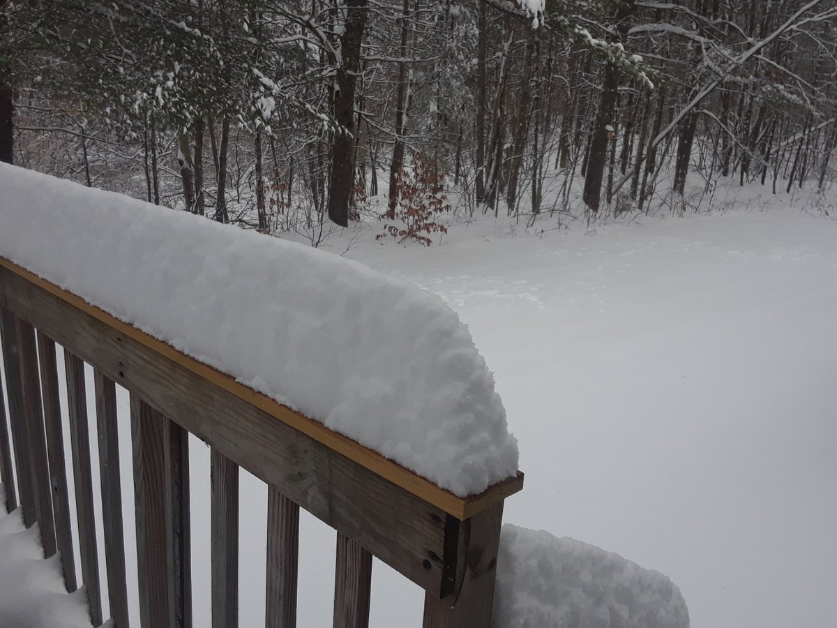 FarmersAlmanac's tweet photo. ❄️We got hit with quite a snowstorm in Maine, over a foot at FAHQ and it's still coming down! What's happening in your backyard?
#mewx
#polarcoaster
#Bye2019
#followtherooster
#wintershere https://t.co/RwTsWk3wyB
