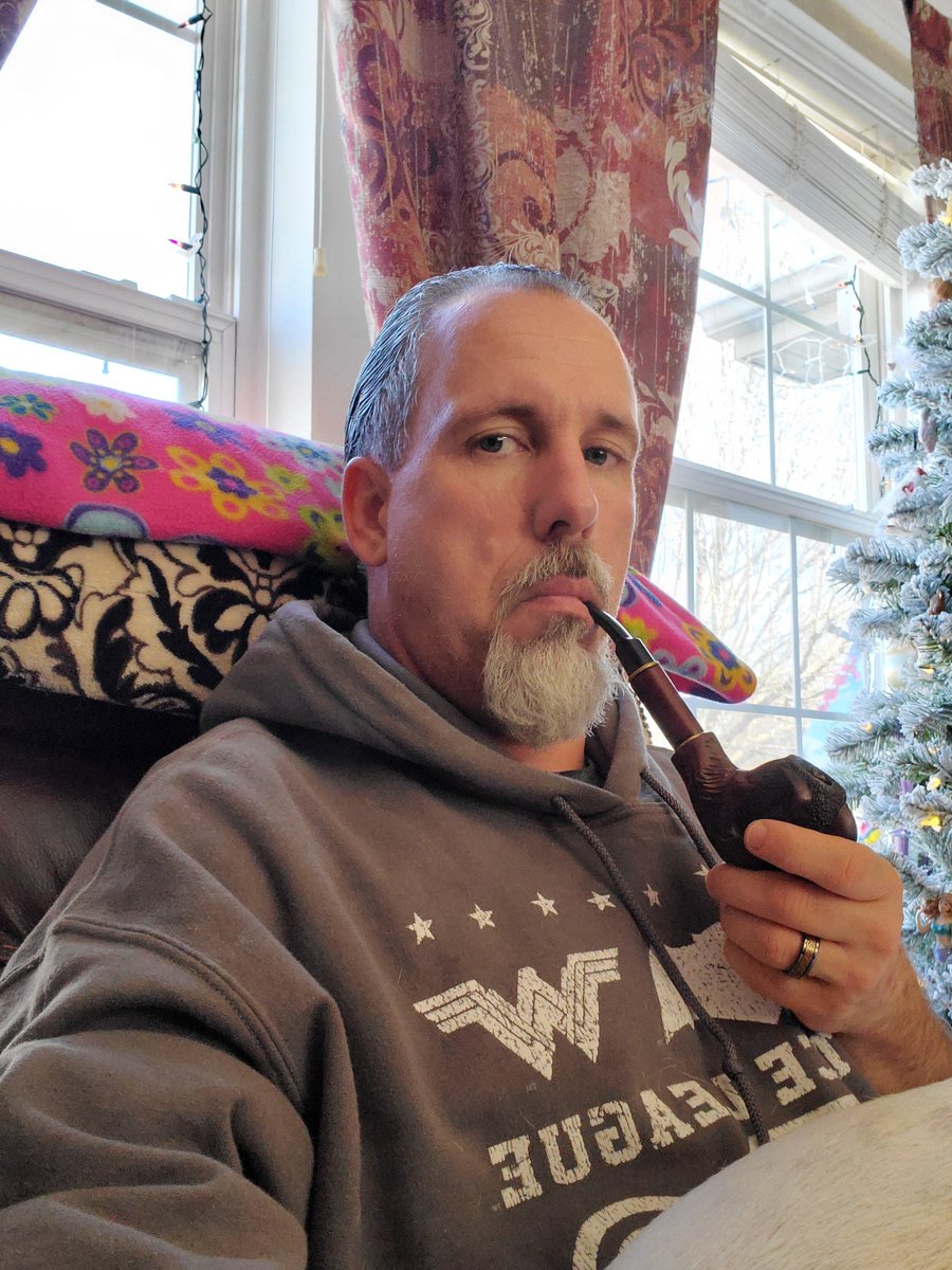 lowryagency's tweet photo. Happy New Year! #Nashville #MusicCity #thelowryagency #davidlowry #clubfantasci #pipesmokers #seattlepipeclub #men #manlythings #boardgames #guitar #music #musicbusiness #tobaccopipe #tobacco #pipesmoking https://t.co/zK6JPA6U56