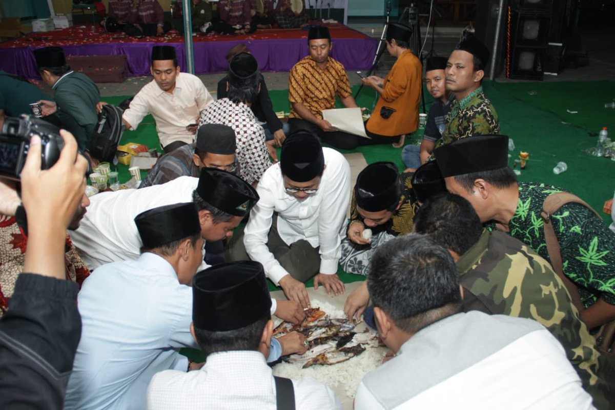 Biar sama kayak yang lain, bakar-bakar ikan dan makan bareng,,,,,