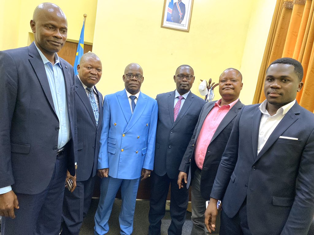 de_province's tweet photo. #Sud Ubangi

~Nous félicitons et encourageons 
le cocus de nos députés très engagés 
qui a déposé la liste actualisée d enseignants à la direction de paie, 
reçu par le directeur national de paie

~Desormais Les enseignants non payés et les news unités seront payés

*M. Kazanga https://t.co/lEcTmrMNIr