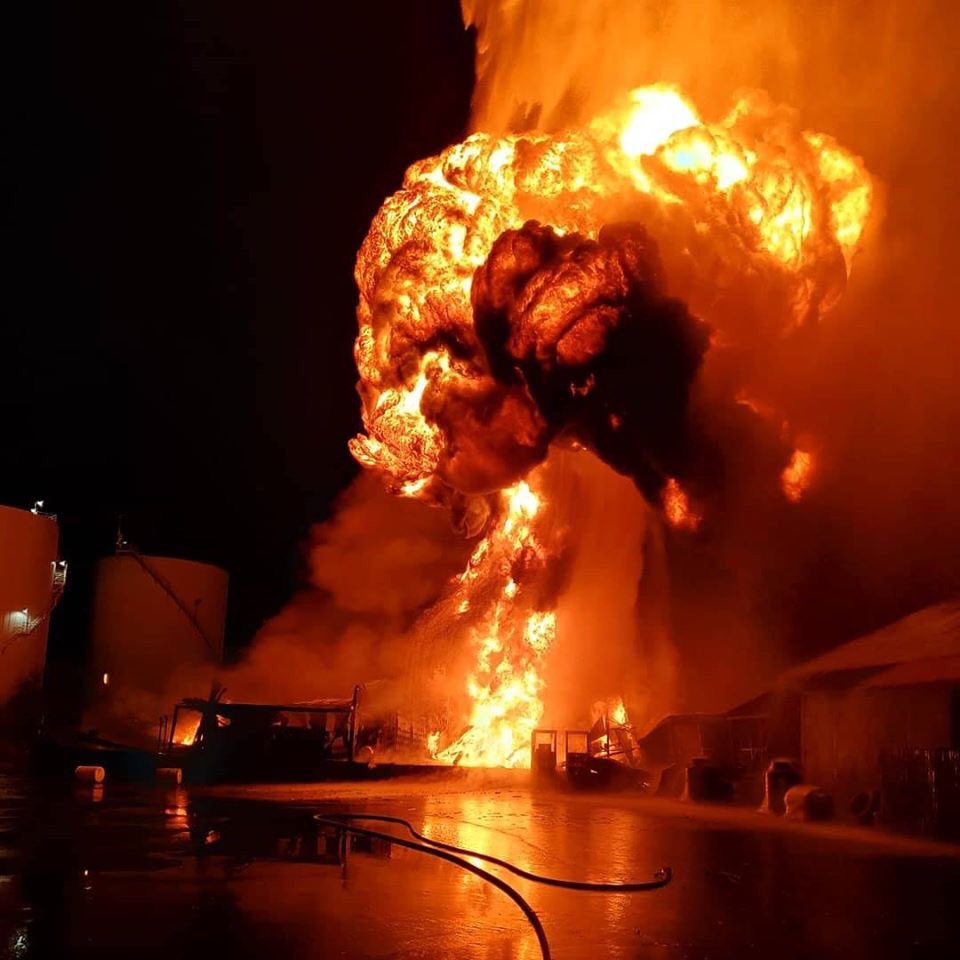 LauraEngNews's tweet photo. Vivid images provided by @ChicoFD of this morning’s fire at a commercial storage warehouse on Nord Avenue. The warehouse contained dozens of 55 gallon drums of oil, diesel, chemicals, etc. Crews will remain at scene throughout the day in order to finish overhaul. @ActionNewsNow https://t.co/VNiqzaHpX7