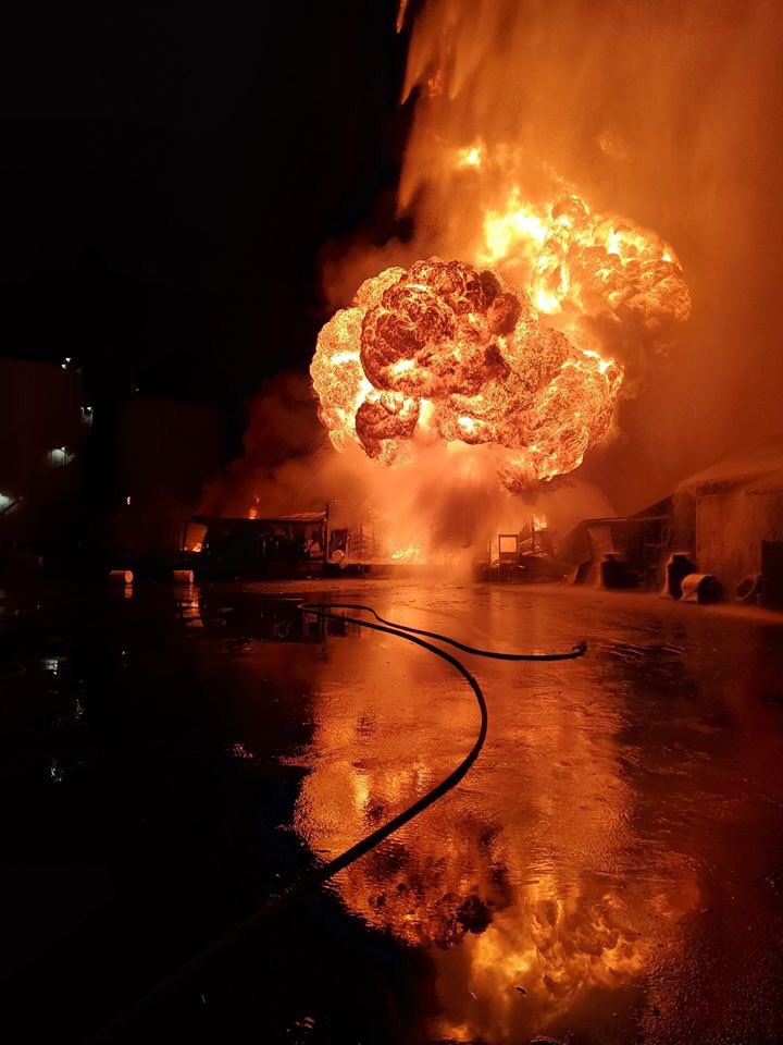 LauraEngNews's tweet photo. Vivid images provided by @ChicoFD of this morning’s fire at a commercial storage warehouse on Nord Avenue. The warehouse contained dozens of 55 gallon drums of oil, diesel, chemicals, etc. Crews will remain at scene throughout the day in order to finish overhaul. @ActionNewsNow https://t.co/VNiqzaHpX7