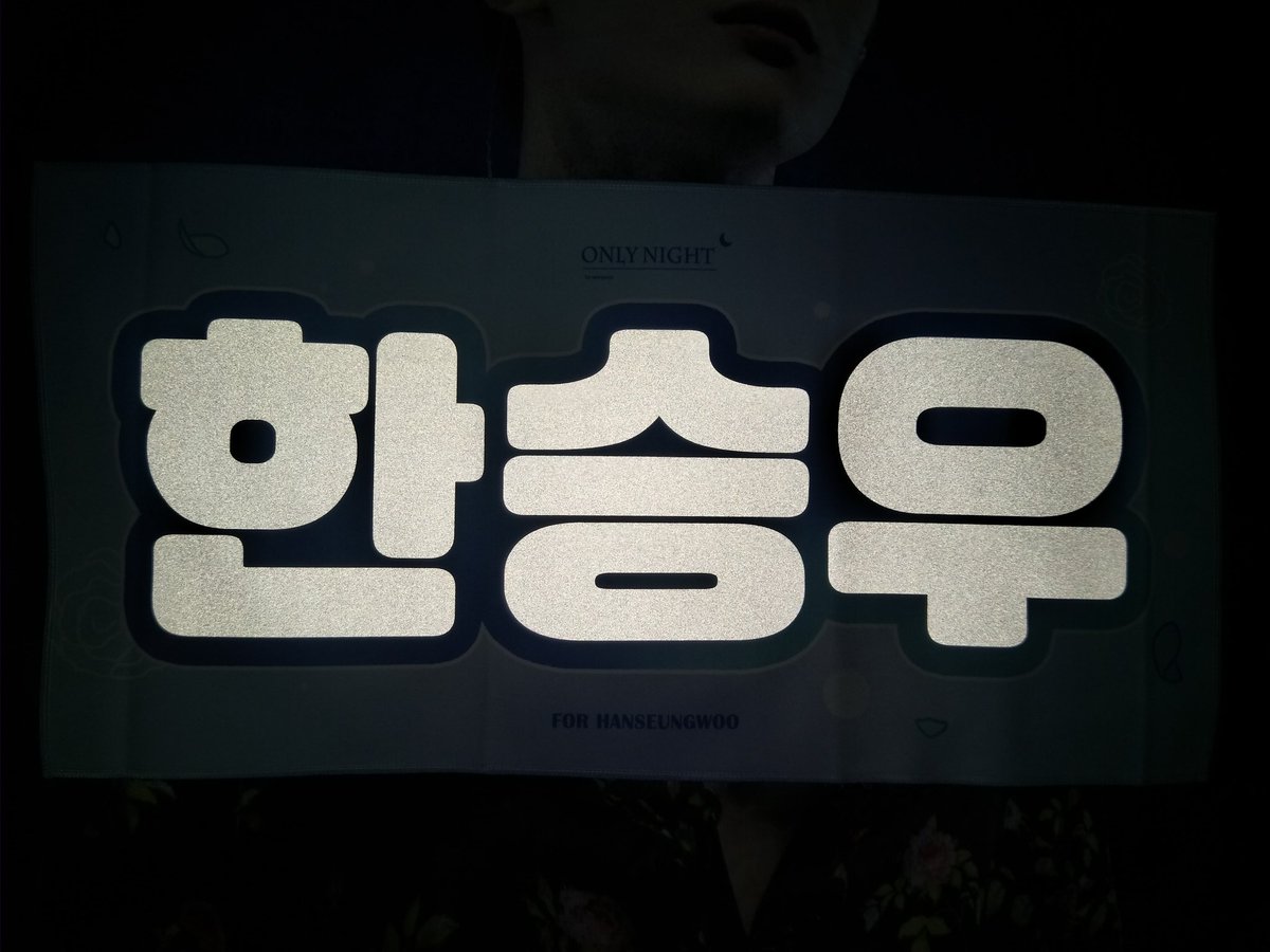 Yueh98's tweet photo. It reached to me at the last day of 2019 💙Blanket and Slogan by @onlynight1224 감사 합니다🙆And thx @purplemonster__ 😊😊
*2nd pic* I like the way onlynightnim add 스누's quotes behind the bookmark(?)😍
*3rd pic* anyone know how to use the two little stick? 😂
#한승우 #SEUNGWOO https://t.co/WbuK0nu8kn