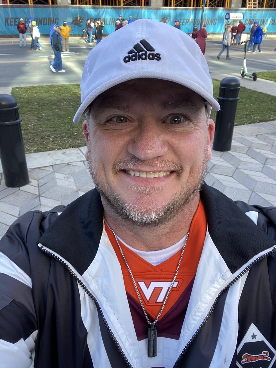 DoubleRadius's tweet image. Check out DoubleRadius account manager, Joe Eustace and the WVVA/Gigabeam team enjoying a nice day at the Belk Bowl! @WVVA @gigabeamnet #BuildingBetterNetworks #BuildingRelationships #BelkBowl