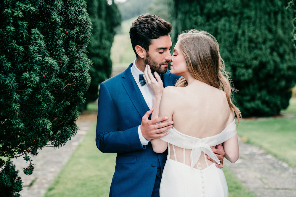 DreamDressExp's tweet photo. It's that time of year... who will you be kissing at midnight? 💋 #NYE

📷: Allure Bridals | #allure2020 https://t.co/oaYAjSqiaC