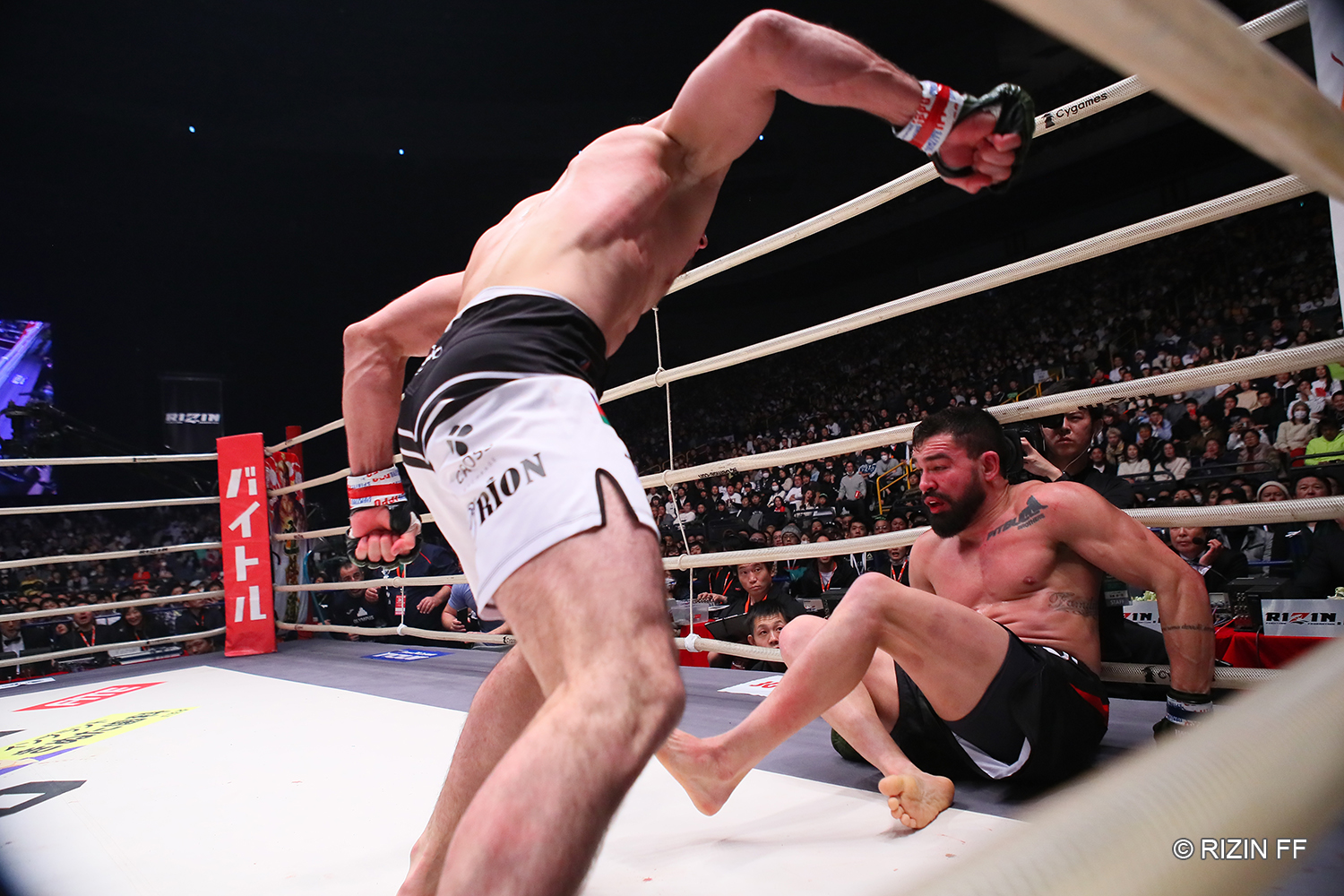 Tofiq Musaev attacks Patricky Freire on his way to victory in the final of RIZIN's lightweight grand-prix