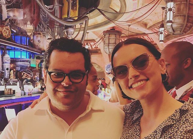 AGOSTO
Daisy e Josh Gad visitam a Disneyland.
