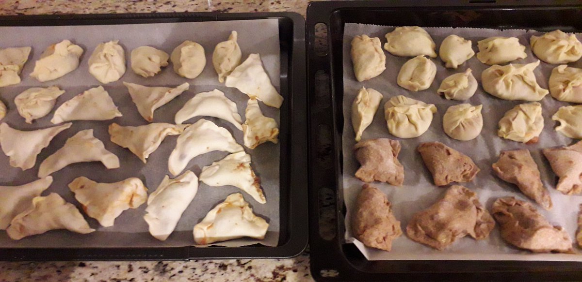 FJGNeiss's tweet photo. Kokkie Frank maakt de snacks voor oudejaarsavond het liefst zélf. Mét volledig hergebruik van ingrediënten. #foodupcycling #circularcooking 3 soorten deeg en drie vullingen kriskras. Een verrassing iedere keer dat je een hapje neemt. https://t.co/OFI6tB8649
