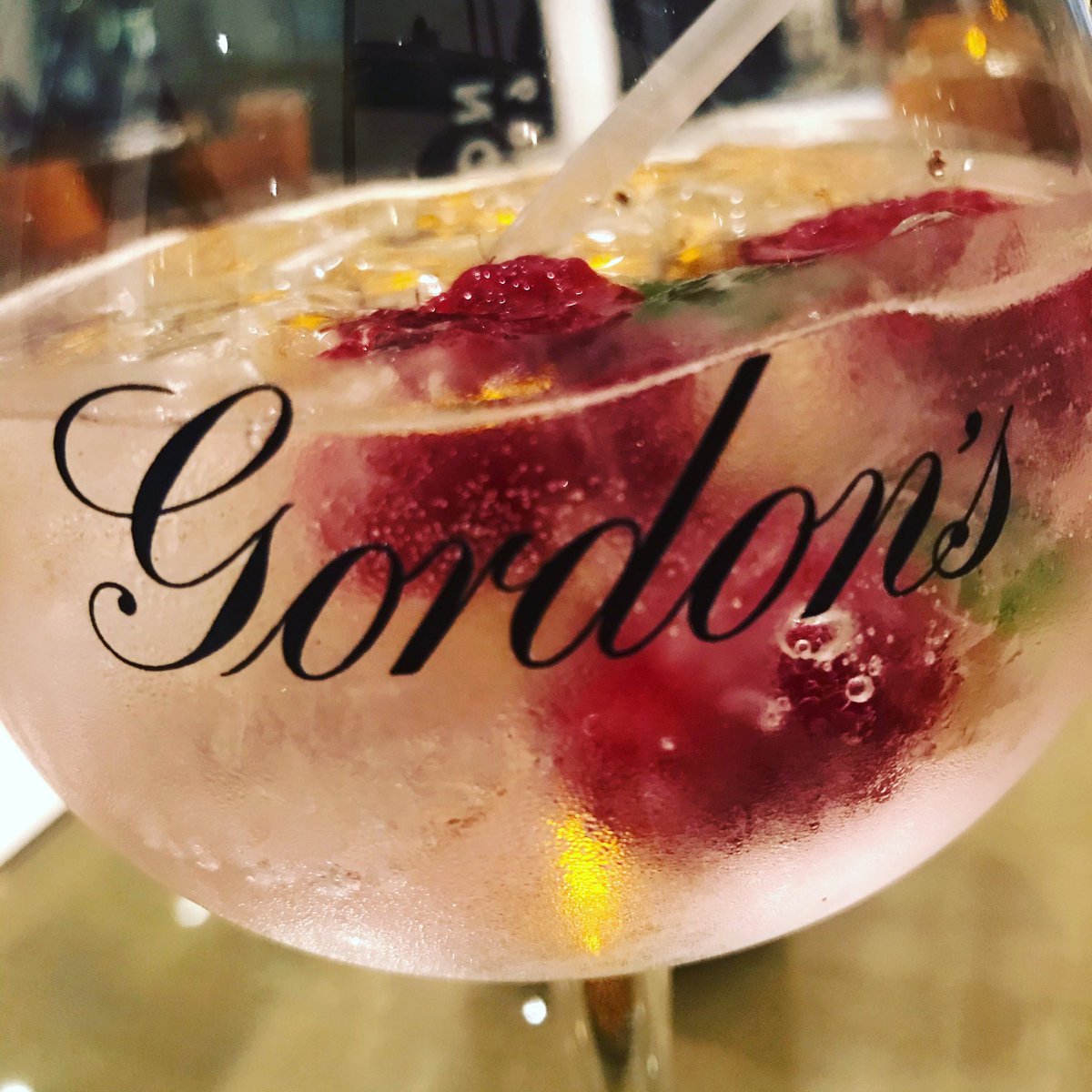 ToniJolic's tweet photo. Not sure what it is... something about a glowing Pink Gordon gin ‘n’ tonic to welcome in the New Year. Hope you all have a good one... 2020 that is... and a gin ‘n’ tonic if it takes your fancy! #NewYearsEve #happynewyear2020 #blakemorehydepark https://t.co/h3AFdDZTvY