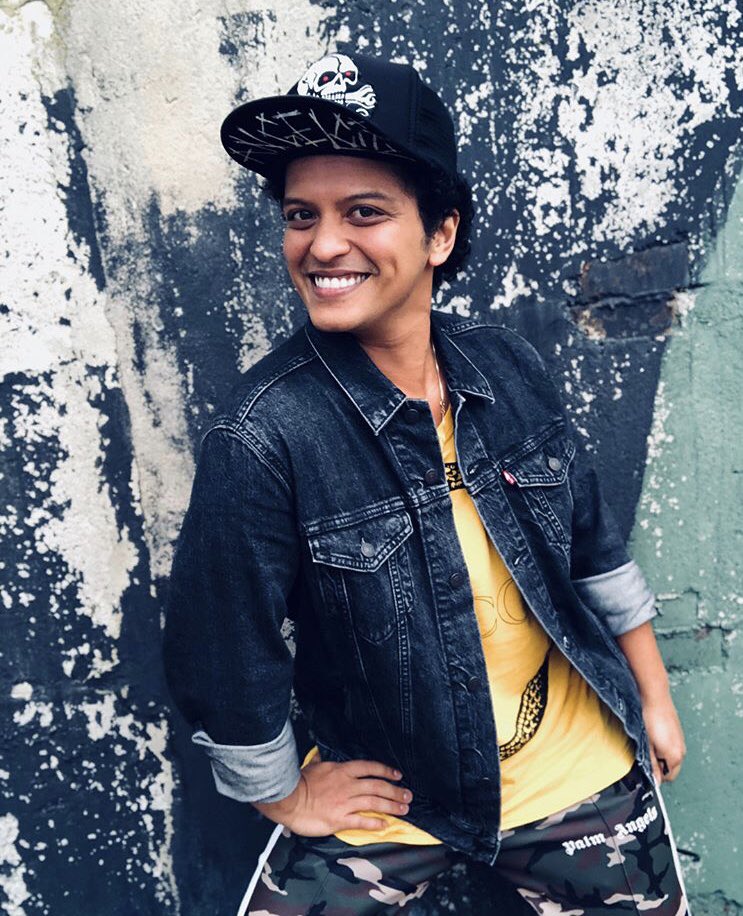 HooliganDem9854's tweet photo. Happiness 😍
Happy New Year
@BrunoMars🎆✨🎉
#preeshpose #seethatsmile https://t.co/RDwibH8xRc