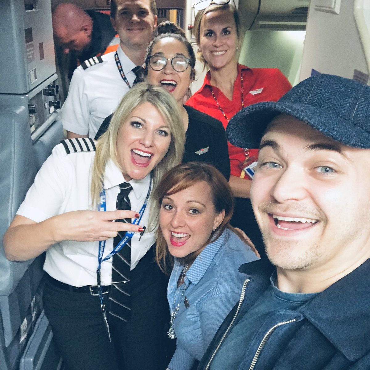HunterHayes's tweet photo. When the pilot says “now we invite you to sit back, relax and enjoy what is now my favorite album - ‘The Wild Blue’” ... What a great way to close out a year. https://t.co/SCgzRH2uH2