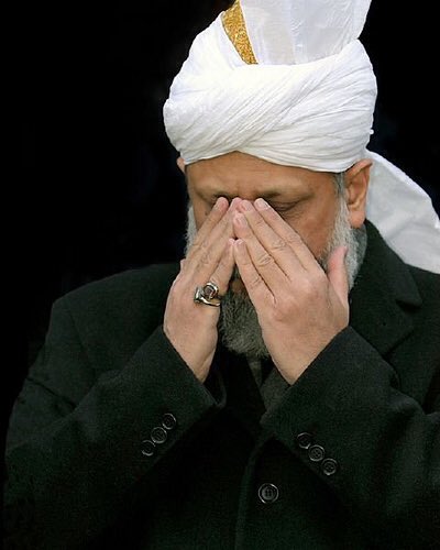 islam_et_media's tweet photo. Résolution pour le nouvel an: 

Les conseils de Sa Sainteté le #Calife, Hadrat Mirza Masroor Ahmad, Imam de la communauté islamique #Ahmadiyya internationale pour les ahmadi.e.s — les musulman.e.s qui suivent le Messie Promis et Imam al Mahdi (paix soit sur lui).  1/2 https://t.co/TyvXPMLWDG