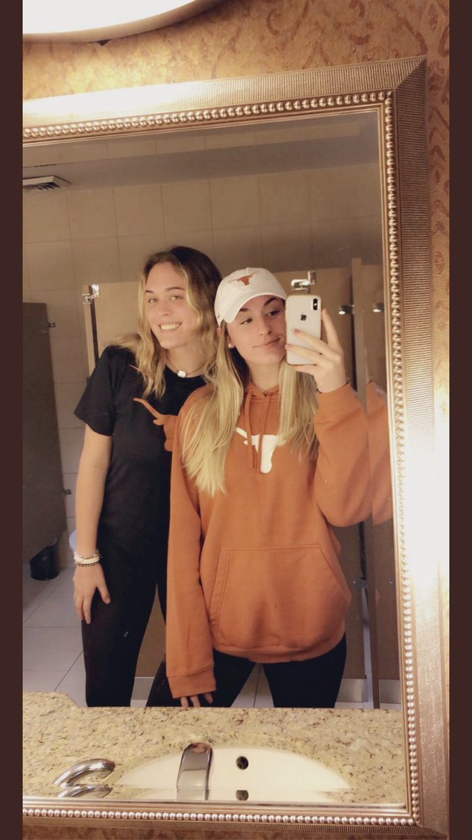 ryewhite07's tweet photo. 2019 deff had lessons, but I made my best decisions. #hookem #bestfriends #sista @TexasSoftball @schylerwhite @raegutierrez55 @raegancheyne @MelissaWhite221 https://t.co/y9Zt3u2J0V