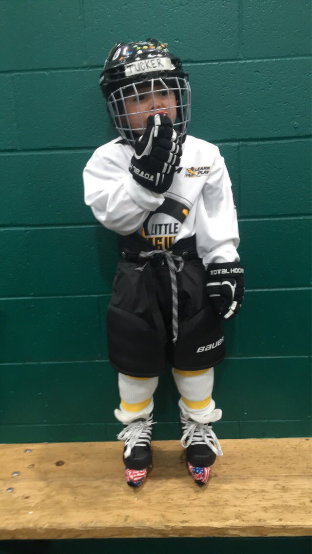 Emily93557301's tweet photo. @penguins #LittlePens teaching sportsmanship to the next generation. Someday they’ll become the RoleModels https://t.co/cjf1CJnG34