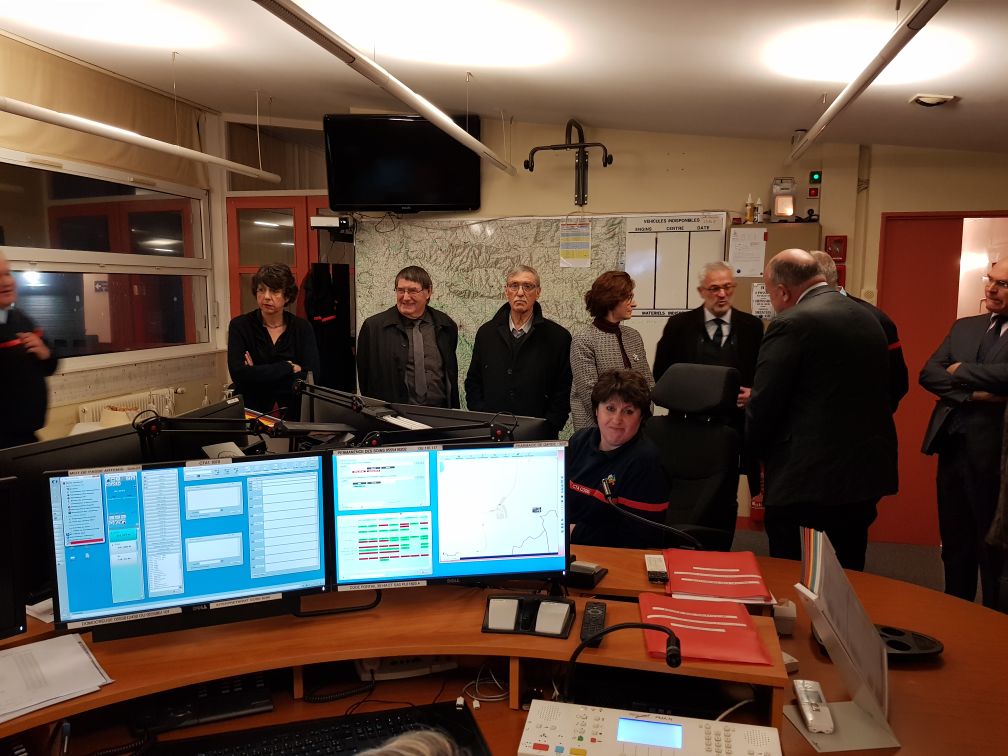 Prefet23's tweet photo. #Creuse Magali DEBATTE #Préfète23 visite le service départemental d’incendie et de secours @SDIS23 en présence du Colonel Vincent NEZAN, Directeur adjoint et l’équipe de permanence @ecorreia @michelvergnier @PaulineCzr #dep23 https://t.co/RwoHZxEd2G