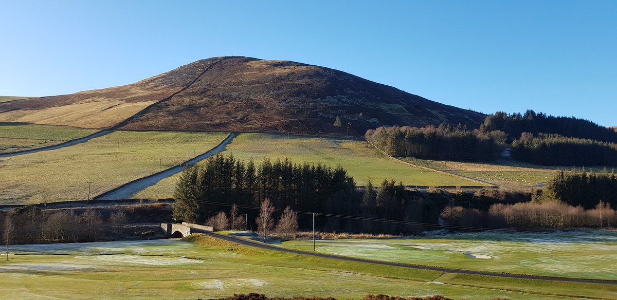 CosaigInners's tweet photo. Blue skies to see out the auld year. Wishing all our Twitter pals a very happy and healthy New Year π₯³ #walkingthedog https://t.co/Mt3jszlIaA