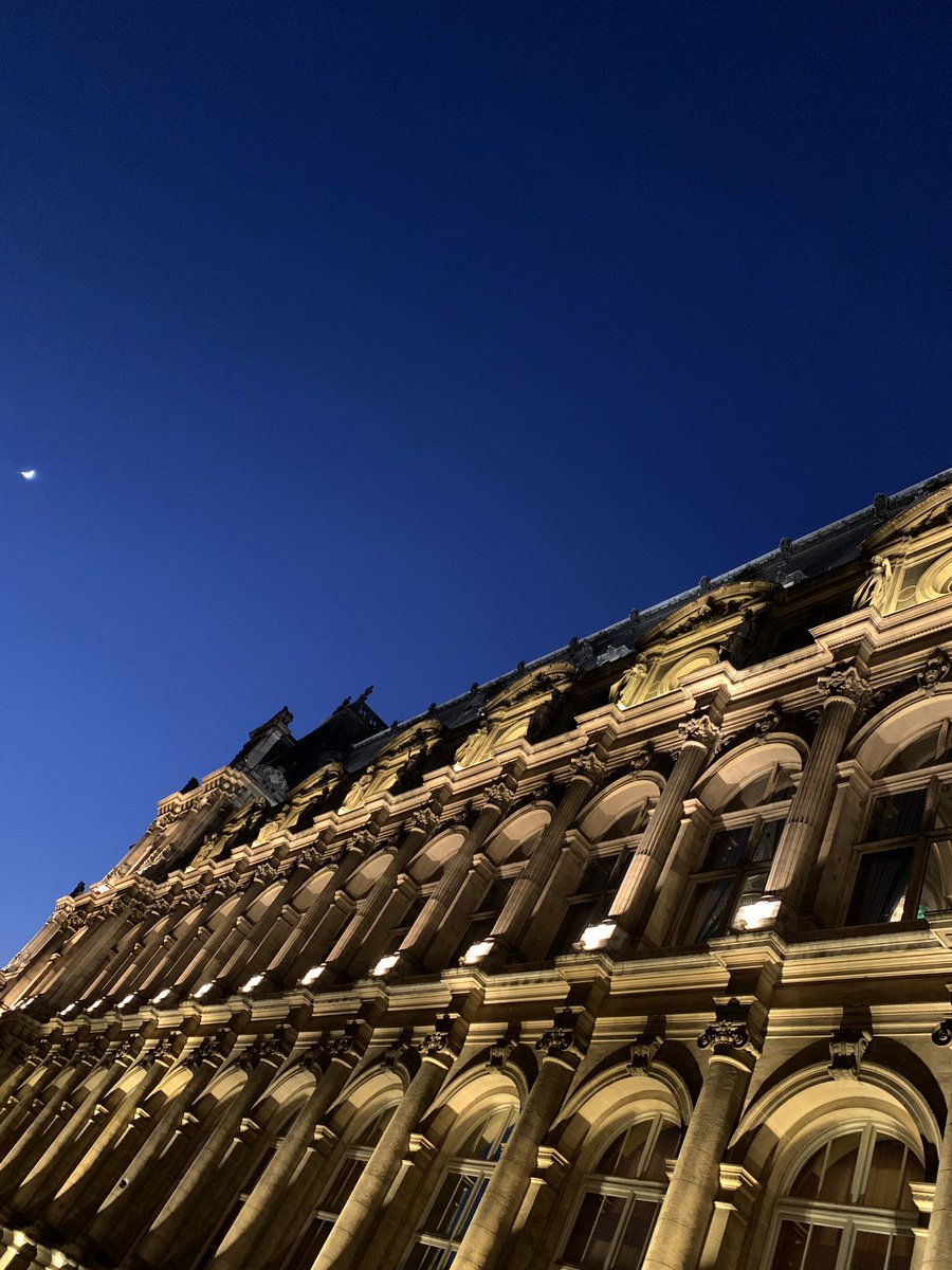 Les 32 bénévoles d'#AXAAtoutcoeur mobilisé.e.s à nouveau en cette dernière soirée de 2019 auprès du <a href="/SecourspopParis/">Secours populaire de Paris</a> pr le #réveillonsolidaire dans les magnifiques salons de la Mairie de <a href="/Paris/">Paris</a>  Belle soirée à toutes et tous🥂🎉🎊 <a href="/LescatC/">Lescat Clément</a> <a href="/Aurore_Pic/">Aurore Picard</a>