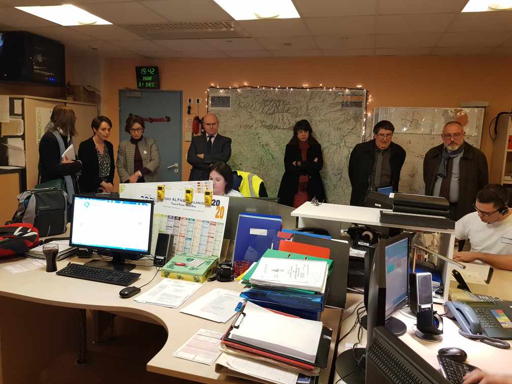 Prefet23's tweet photo. #Creuse Magali DEBATTE #Préfète23 visite le service d’aide médicale urgente @SAMU23 en présence de Christiana COLOGER, Directrice adjointe de garde à l’hôpital de Guéret et l’équipe de permanence @ecorreia @michelvergnier @PaulineCzr #dep23 https://t.co/fwYTnN6rDk