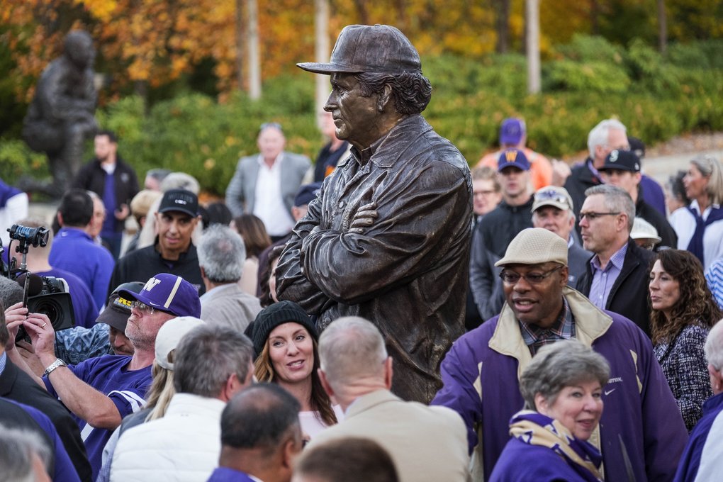 UWBolt's tweet photo. Today would have been Coach James' 87th birthday. Thank you for everything Coach James! Happy birthday! #Dawgfather #DonJames #CoachJames #GoDawgs #PurpleReign #GoHuskies #BowDown https://t.co/YpWlKmjS5u