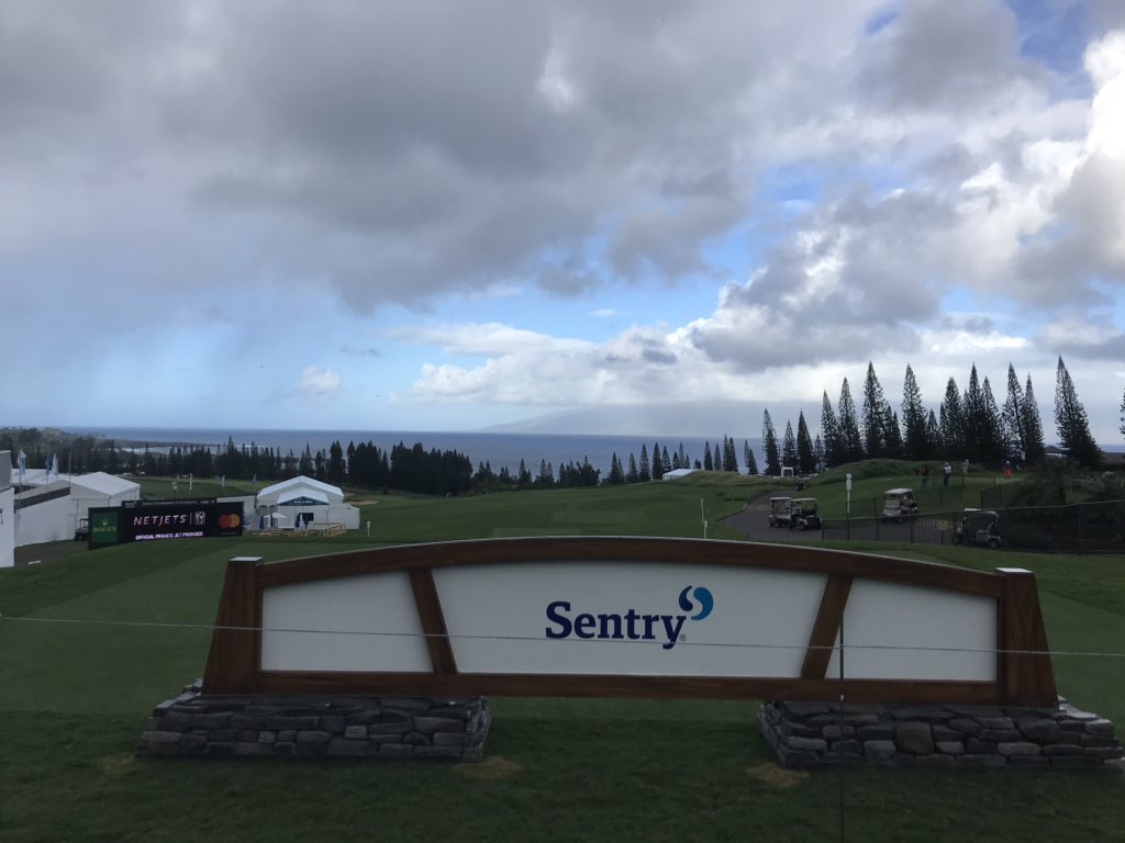 If you don’t take a pic from behind the first tee at Kapalua, are you even here? 😍