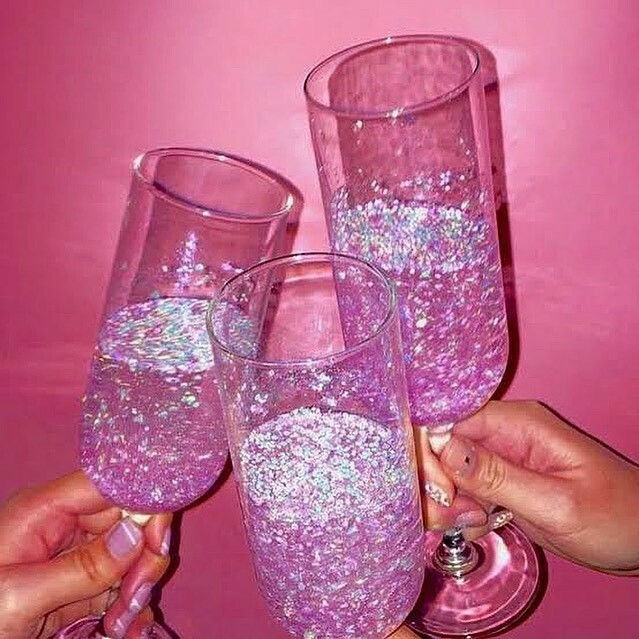 MakeupNZ's tweet photo. CHEERS! 🥂 to a Happy New Year! a new decade and a fresh start. What ever you struggled with in 2019, what ever held you back from reaching your dreams, or how many tears you might of shed, or regrets you have. Just know that you are strong and amazing and I wish you nothing … https://t.co/6eRfCZMfdg