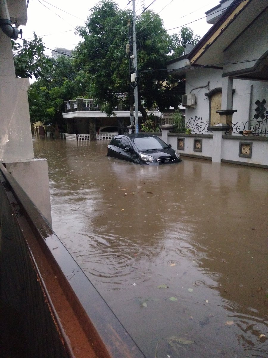 justbangun's tweet photo. #Pemdabekasi #banjir #BSK #kayuringin #kayuringinjaya #bekasiselatan #kotabekasi #bekasi #jawabarat #bantuan https://t.co/NXuvRtGM9e