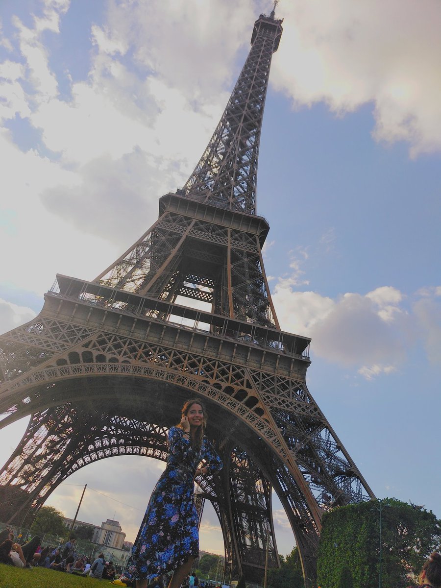 MariaQuejumbre's tweet photo. 1. Mi intercambio, conocí lugares y personas increíbles, cada día fue el mejor momento❤️🇨🇿
2. Fui a Disneyland Paris💖😍🏰
3. Mi graduación fue una de las mejores noches💃🏻✨
4. Cuando me aceptaron en el Hilton para prácticas👩🏻‍💼💕
El mejor año de todos hasta ahorita, POR MUCHO❤️ https://t.co/uppcUk89ql