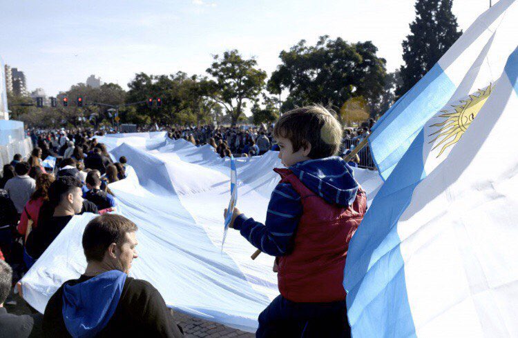 Deseo que en 2020 recuperemos la unión de todos los rosarinos, abrazados a lo más lindo que tenemos: nuestra bandera. #ArribaRosario #Feliz2020