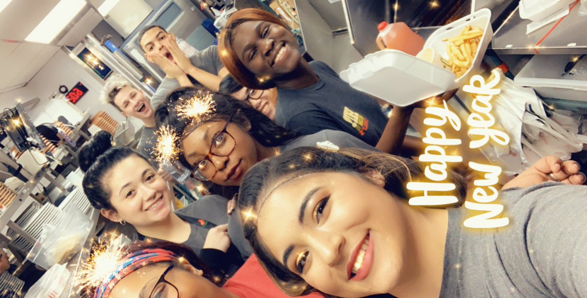 ayleenesparzzza's tweet photo. This is how #rockingrichmond works on NYE 😂❤️ #chilislove #chilis #NYE #servingtables https://t.co/8bgu6iBI6y