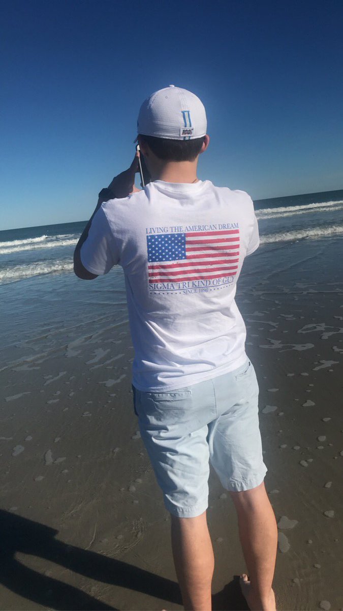 sydneyemullaney's tweet photo. spending the last couple hours of 2019 on the beach🌊🌴 #ourfirstvacation https://t.co/wgUeNaIR0F
