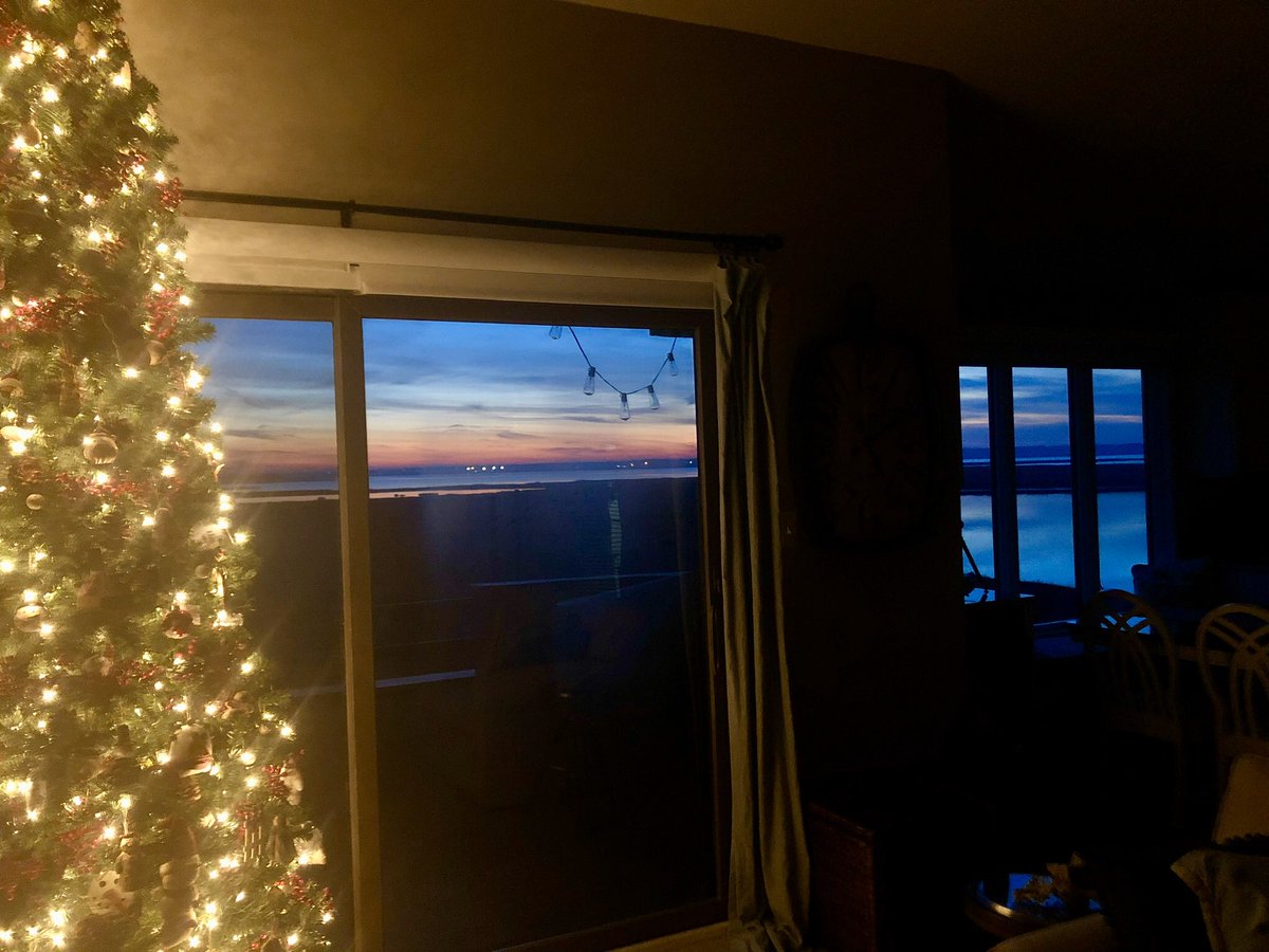 ocstacy3's tweet photo. Sun has set on 2019... cheers to a better 2020🎉❤️ https://t.co/sQUZmjajLY