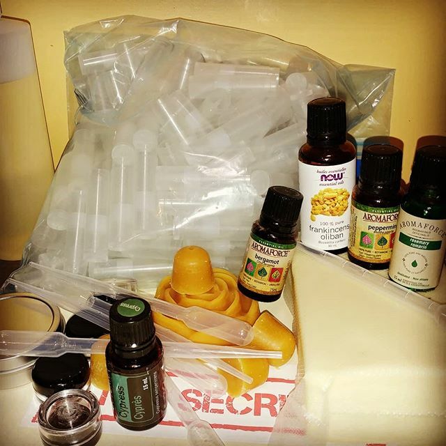 SeldomFools's tweet image. The bees are in bed for the winter, so what's a beekeeper to do? Develop new products! #bees #beekeeper #wax #doterra #aromaforce #essentialoils #topsecret ift.tt/36e63YN
