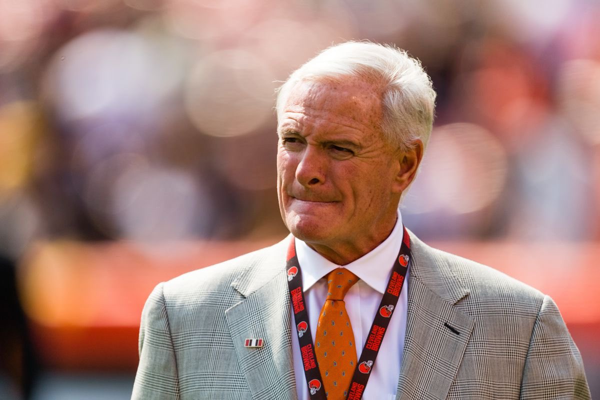everythingcle_'s tweet image. Owners Jimmy and Dee Haslam just “mutually parted ways” with the best GM the Browns have had in 20 YEARS!

RETWEET if they should sell the team
LIKE if they should retain it

How do you feel right now #Browns fans?