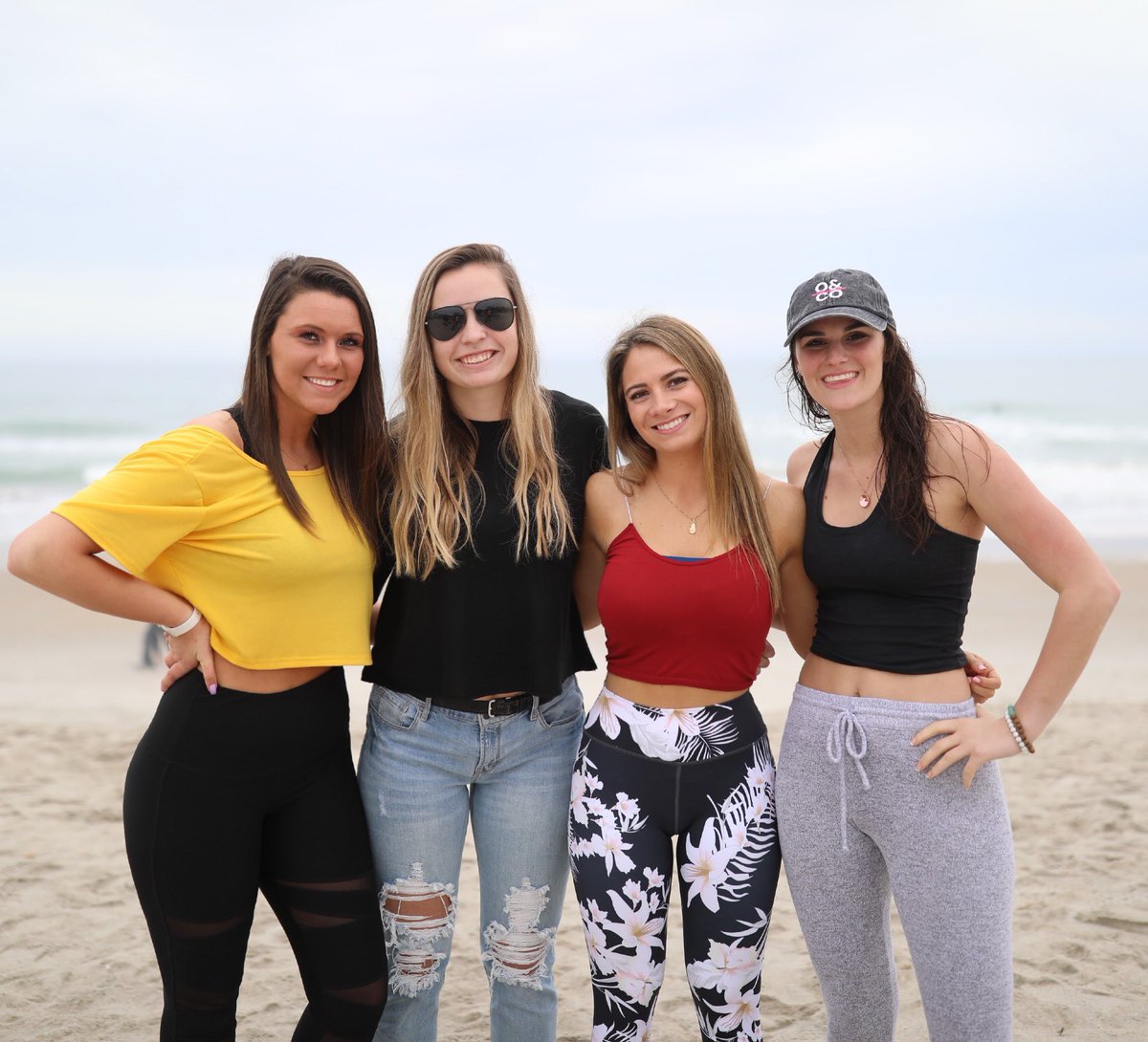 hailey_brooke8's tweet photo. Ending 2019 in my favorite place with my favorite people 😋 https://t.co/Uepypbjy6W