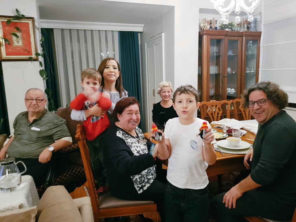 Herkese mutlu, sağlıklı, huzur ve bereket dolu yıllar 🎊🎉🎈🎄 #MutluYıllar #2020NewYear 
Bu sene yeni yıla fiziken ayrı girdiğimiz <a href="/Seda_Ozen/">Seda Özen Bilgili</a> <a href="/BurakBilgili1/">Burak Bilgili</a> sizi seviyoruz ❤
<a href="/vahide_ozen/">Vahide Özen</a> <a href="/zen_saadet/">saadet özen</a> <a href="/askindemir888/">Askin Demir</a>