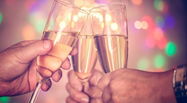 StalkandBeans's tweet photo. Wishing you a truly delightful New Year's Eve that excites all of your senses! Good luck at midnight singing the words to "Auld Lang Syne"…Love, Stalk &amp; Beans https://t.co/C83frFHBHe https://t.co/Gl1Hnb1qW7