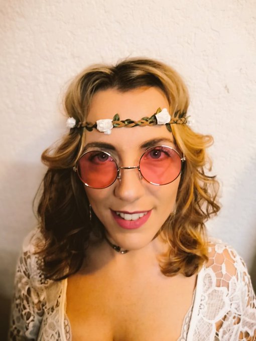 New style ! 😜 Je vous souhaite un bon r&eacute;veillon 😘 #comment et dis ce que tu pr&eacute;f&egrave;res  #hippie like  #normal<a href="/tag/hippie"class="tags"><span>#hippie</span></a><a href="/tag/comment"class="tags"><span>#comment</span></a><a href="/tag/normal"class="tags"><span>#normal</span></a>