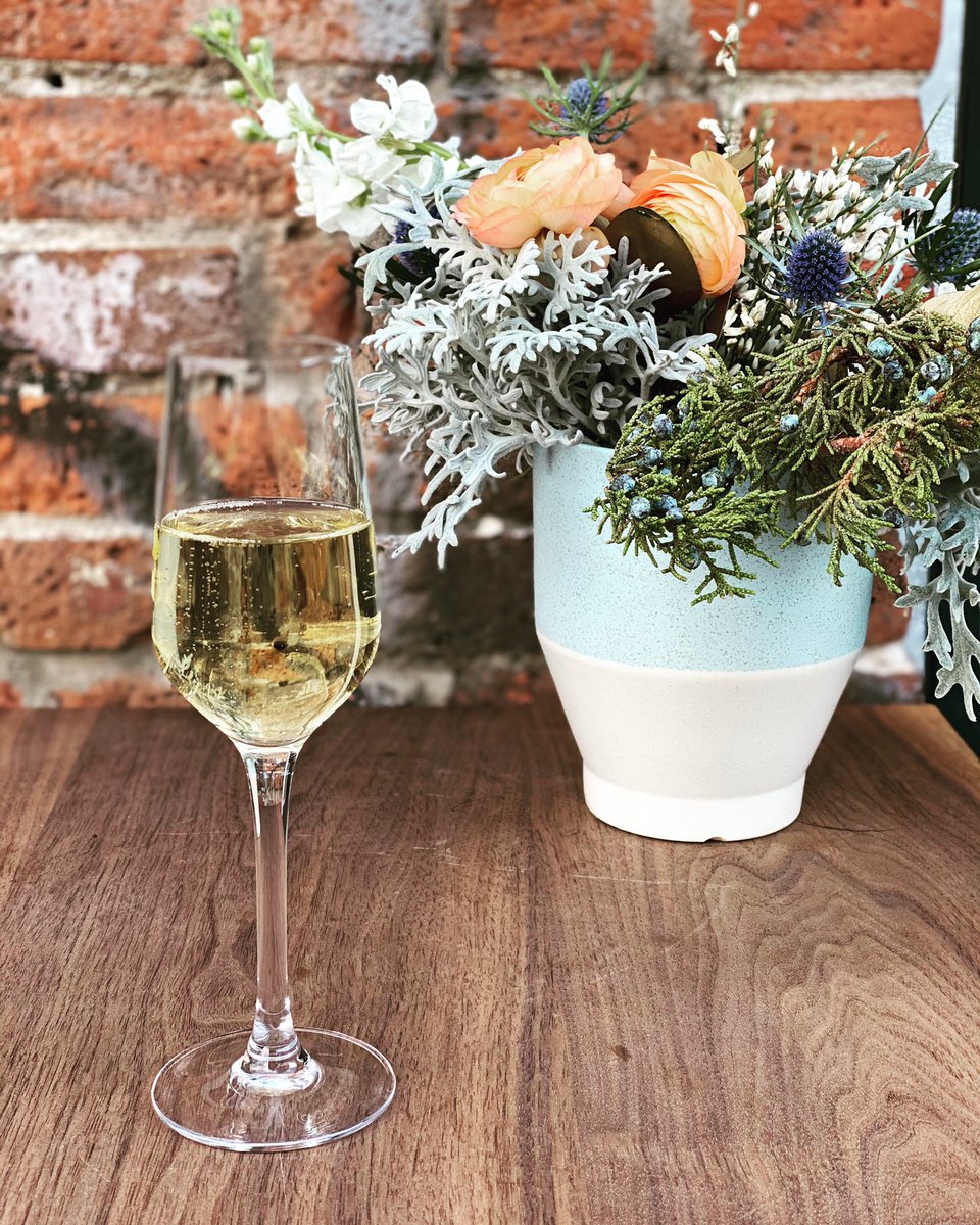 acorn_Denver's tweet photo. Come join us for some bubbles and let us celebrate the new year together! 
.
.

#5280eats #foodporn #denversbest #top25 #bestindenver #woodfire #acorn #cheflife #rino #artsdistrict #farmtotable #wineanddine #diningout #coloradofarms #sourcelocal #cocktails #cooking #chef https://t.co/zL63WoLeuC