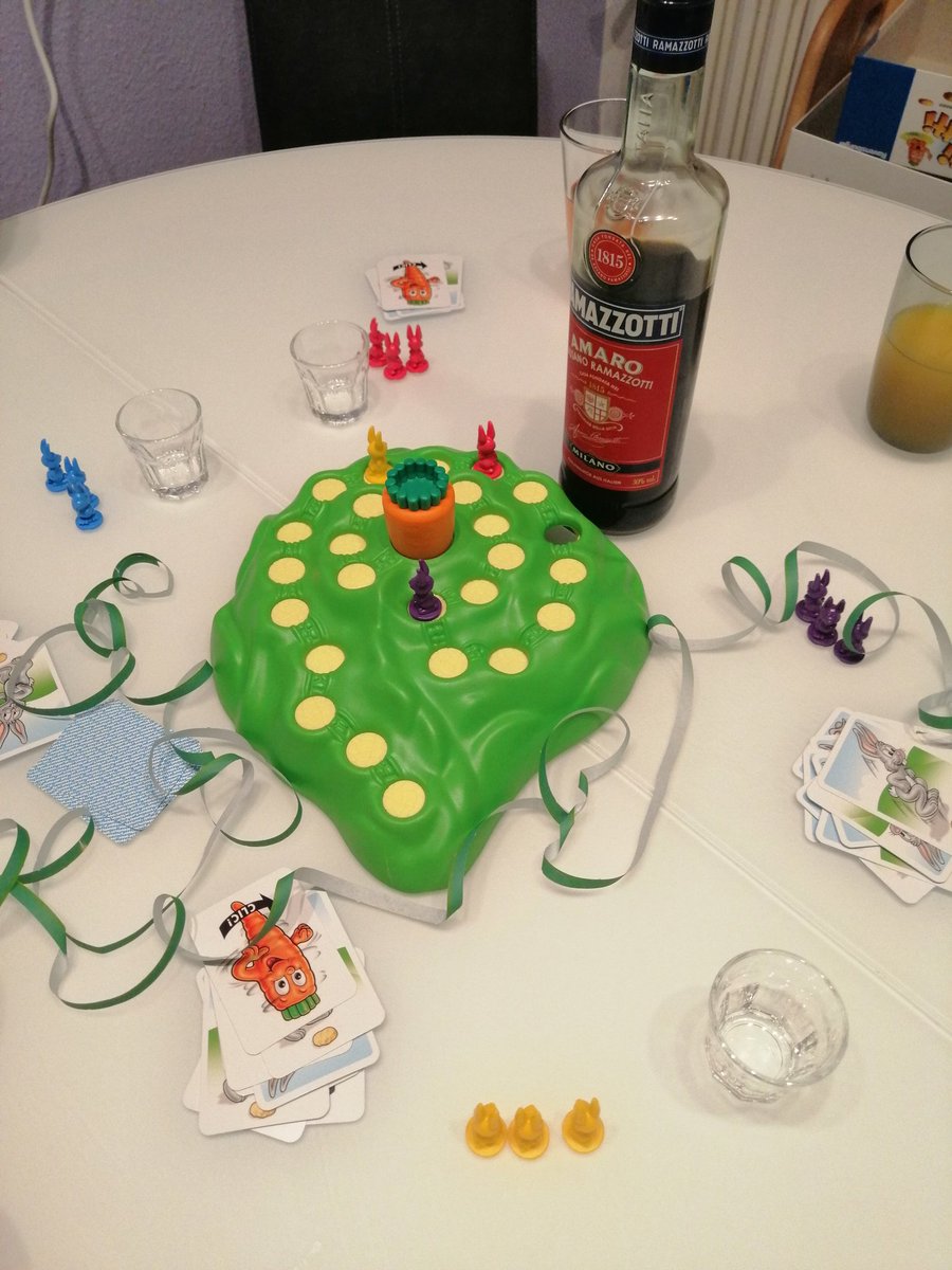 Das beste am Silvester feiern mit jungen Familien: Kinderspiele sind die besten Trinkspiele. #AlkoholottiKaramazotti