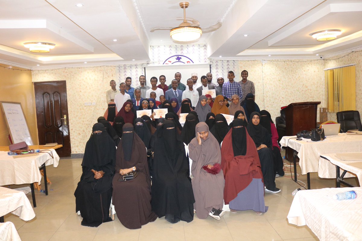 LWellbeingClub's tweet photo. 𝐍𝐀𝐀𝐃𝐈𝐆𝐀 𝐖𝐀𝐍𝐀𝐀𝐉𝐈𝐍𝐓𝐀 𝐍𝐎𝐋𝐎𝐒𝐇𝐀 Waxaan 2019 Ku Sagootinay Qabashada #Workshop ka:“𝑨𝒘𝒐𝒐𝒅𝒅𝒂 𝒀𝒐𝒐𝒍𝒂𝒍𝒂𝒌𝒂”(𝐏𝐨𝐰𝐞𝐫 𝐨𝐟 𝐆𝐨𝐚𝐥𝐬)②⓪②⓪
Si aad u Qurux badan ayuu Noogu Jeeday Coach. Mohamed Ibnu Omar @mibnuomar😍💚👌🏻
#Seminar 
#selfdevelopment https://t.co/D2QnNiQlA2