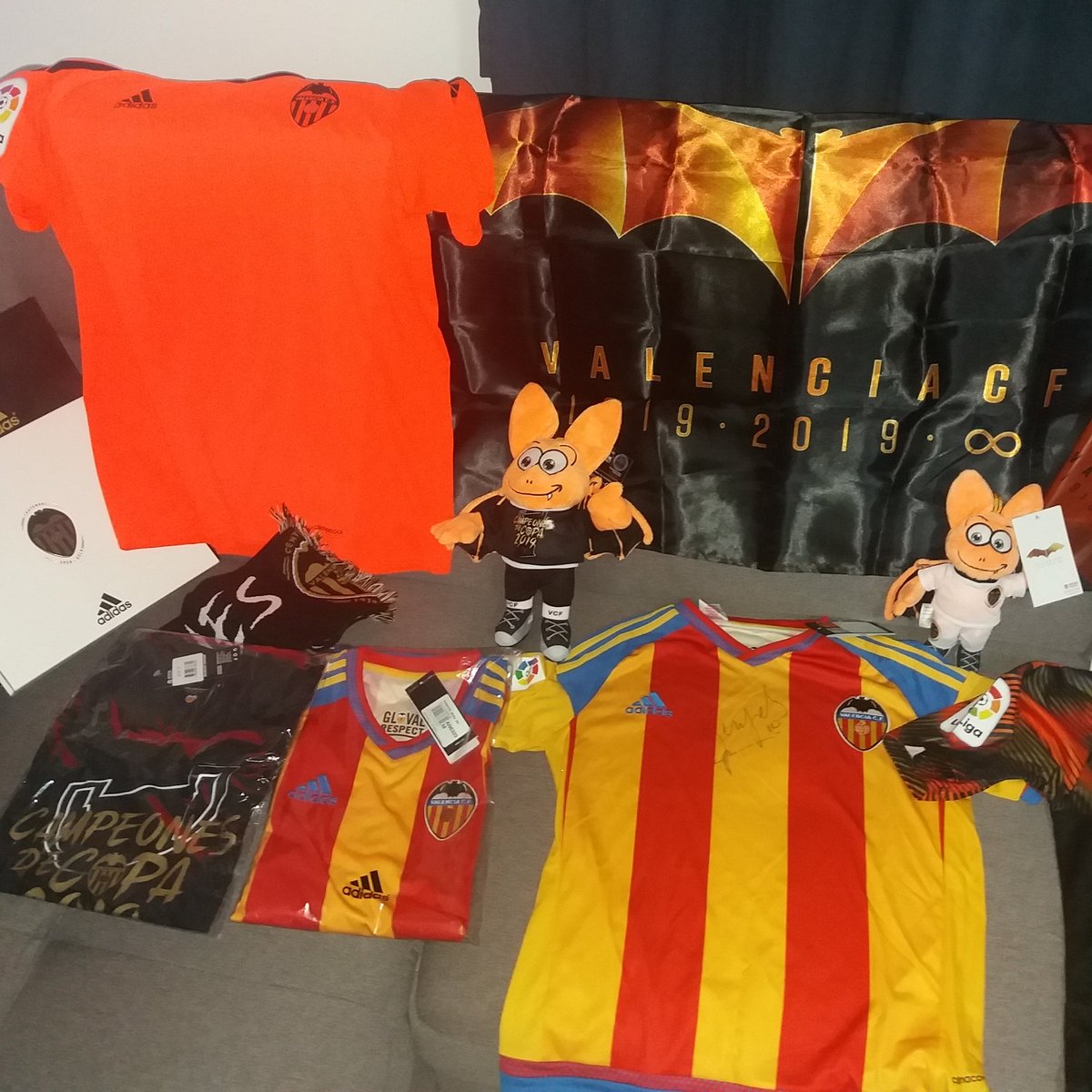 PerladelTuria12's tweet photo. En este día agridulce para mi,quiero subir estas fotos. Cuál es la falsa?Todas han sido compradas después de Marzo de este año
Feliz fin de año de Centenario 2019!!!!! #VCFCentenario
¡¡¡La d la SEÑERA está firmada por KEMPES!!!!
👇👇👇👇👇👇👇👇👇👇👇👇👇 https://t.co/EdbljEpu66
