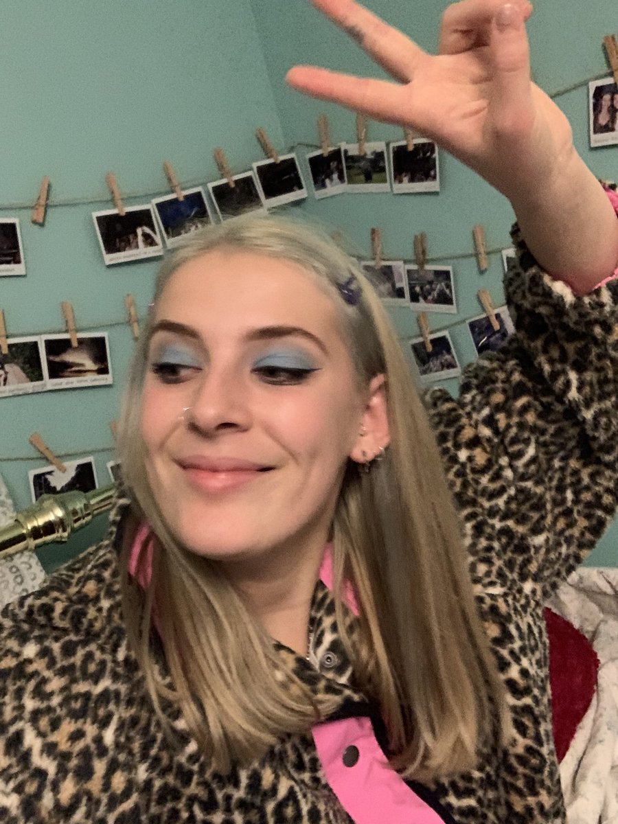 zoe_hw's tweet photo. 😳 January 2019 - December 2019 😳 https://t.co/ImImAdw4wo