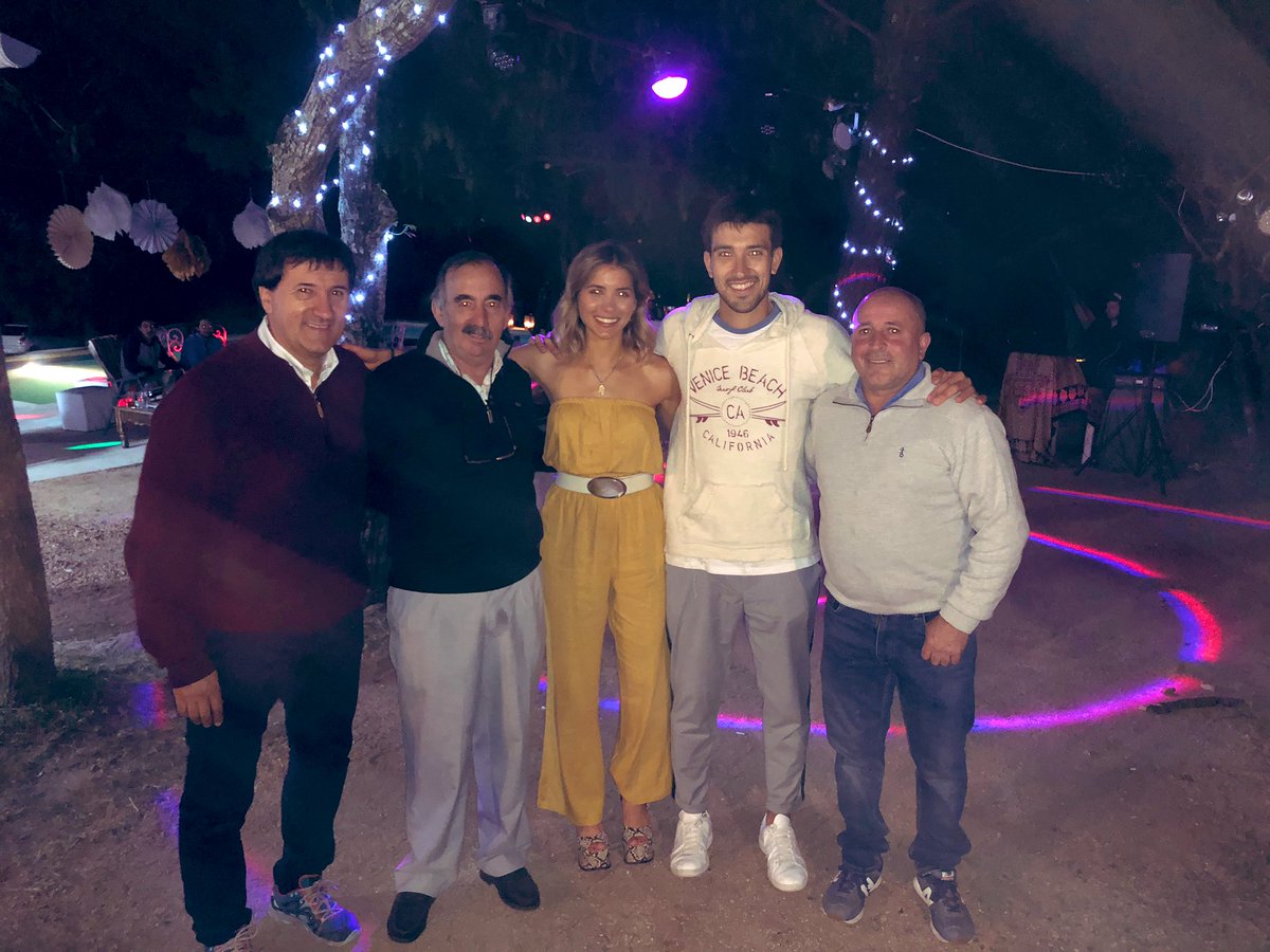 eacostala's tweet photo. Se va el 2019 y con el Antonio! 29 años en la empresa que hablan por sí solos. Yo no era nacido y ya era parte de la Famila. Gracias por el compromiso y la responsabilidad con el que encaraste siempre la actividad. Te vamos a extrañar. Lo mejor en esta nueva etapa de tu vida. 😁 https://t.co/ugmskWZ03u